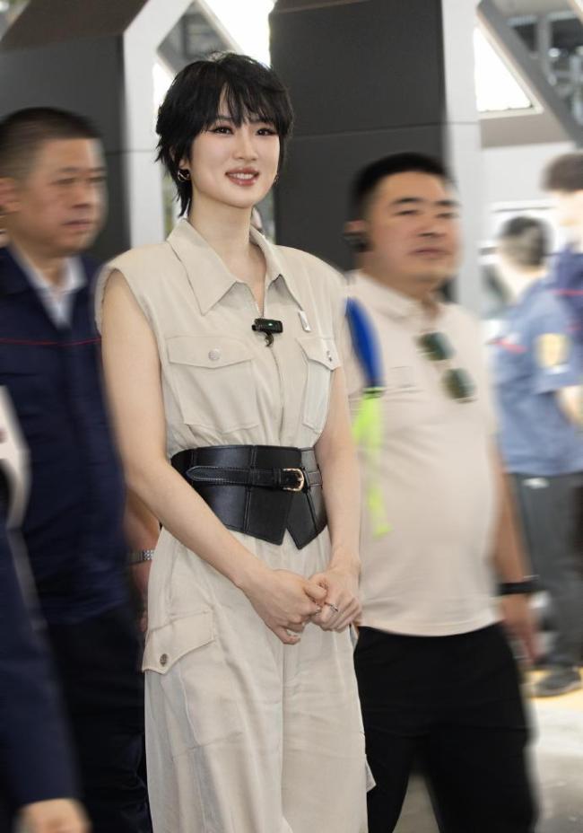 姚安娜戴工牌到车间工厂打工 体验一线工作
